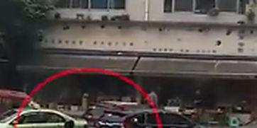 警察抓嫌犯吃瓜视频播放,抓捕嫌犯现场吃瓜视频走红网络