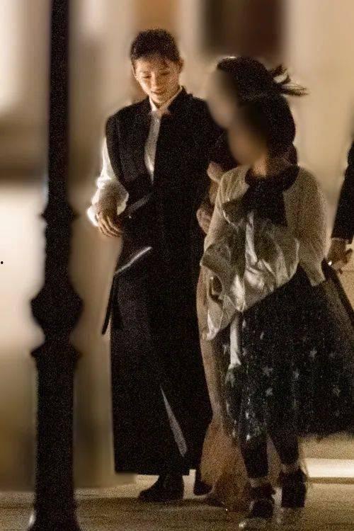 男演员是谁吃瓜的视频,当红男演员被意外偷拍，吃瓜群众热议幕后真相