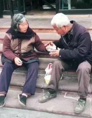 偷拍老人街头吃瓜视频