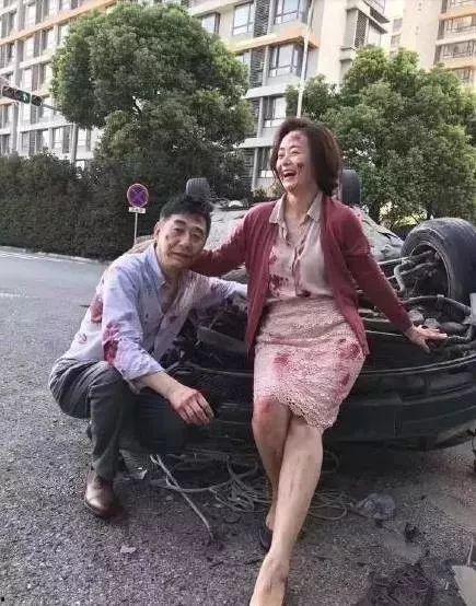 老太太吃瓜车祸视频,老太太吃瓜遭遇车祸，视频记录惊魂一幕