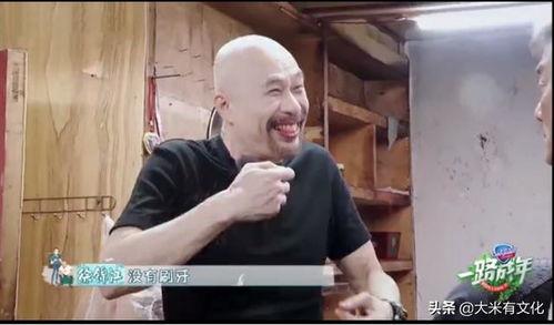 众人吃瓜大笑场面视频,笑翻众人！吃瓜现场欢乐无限